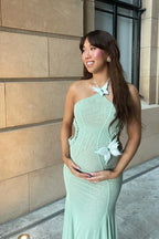 Robe longue sans manches en tissu vert menthe, design sirène avec col licou, parfaite pour une soirée élégante.