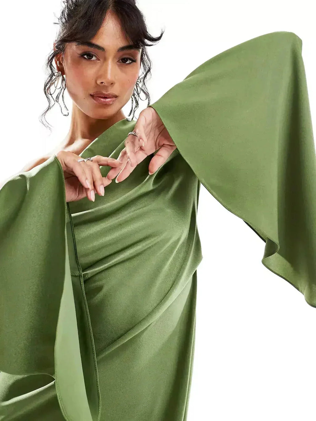 Robe longue verte épaule dénudée en chiffon, avec fente élégante, idéale pour des soirées chics et raffinées.