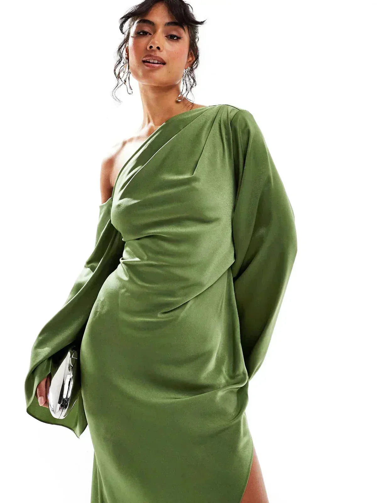 Robe longue verte en chiffon, épaule dénudée, avec fente et design élégant, idéale pour les soirées.