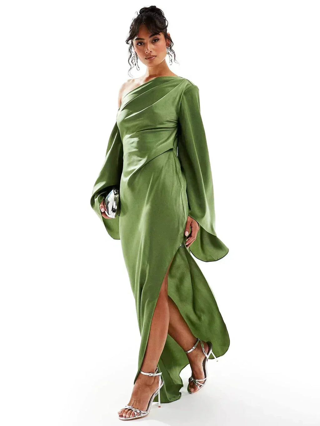 Robe longue verte en tissu léger, épaule dénudée et fente pour un look élégant lors d'une soirée.