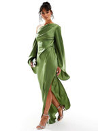 Robe longue verte en tissu léger, épaule dénudée et fente pour un look élégant lors d'une soirée.