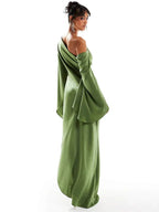 Robe longue verte en polyester, épaule dénudée avec fente sur le côté, parfaite pour les soirées élégantes.
