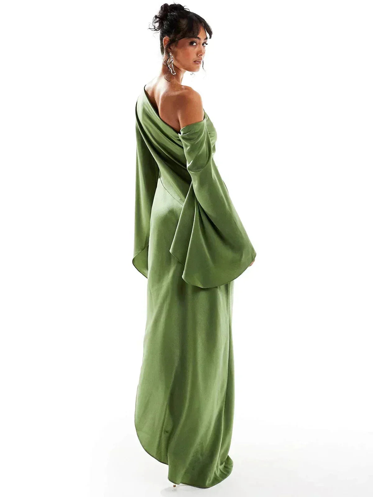 Robe longue verte en polyester, épaule dénudée avec fente sur le côté, parfaite pour les soirées élégantes.