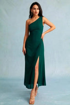 Robe longue verte à épaules nues, coupe ajustée avec fente, en tissu léger pour une soirée élégante.