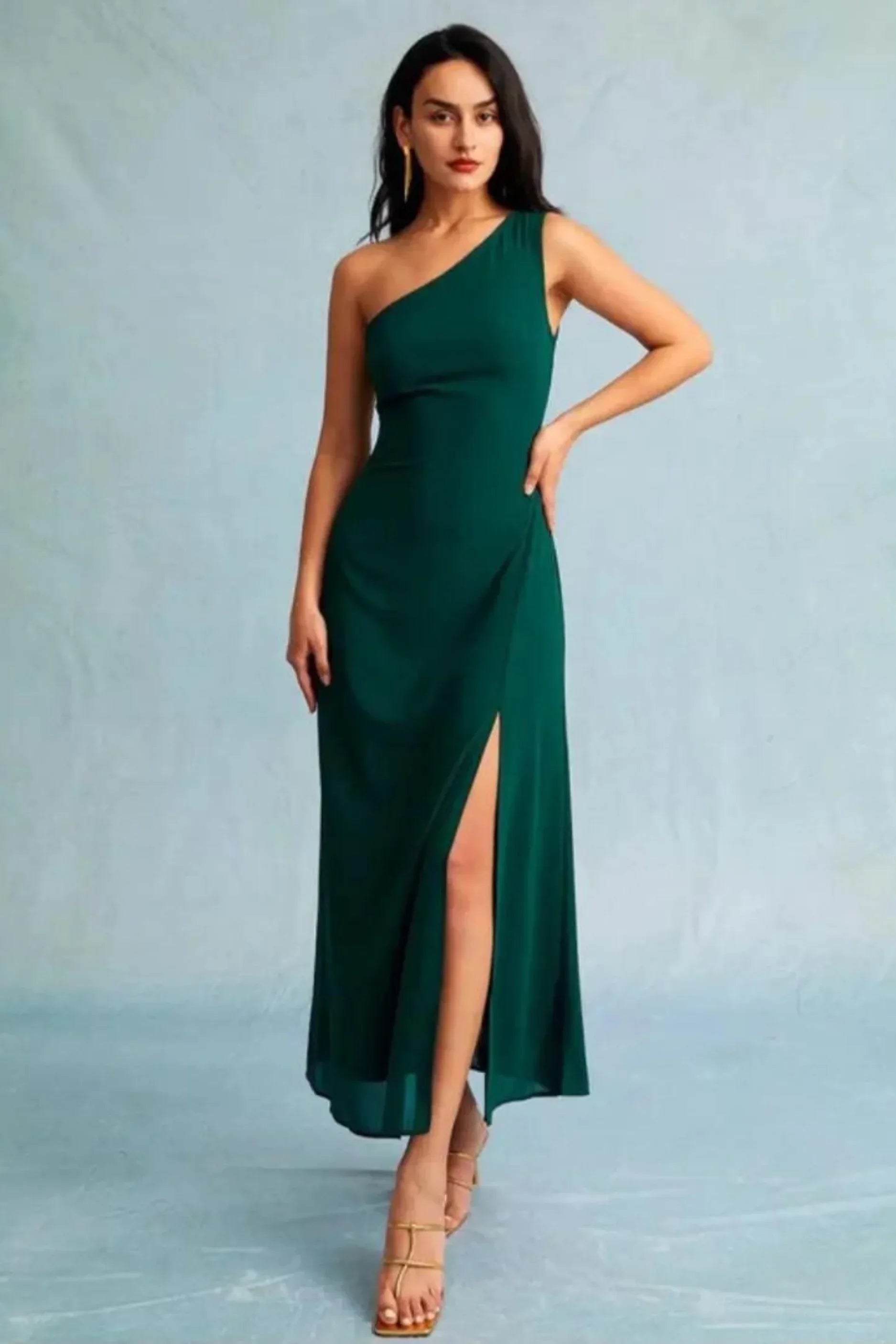 Robe longue verte à épaules nues, coupe ajustée avec fente, en tissu léger pour une soirée élégante.