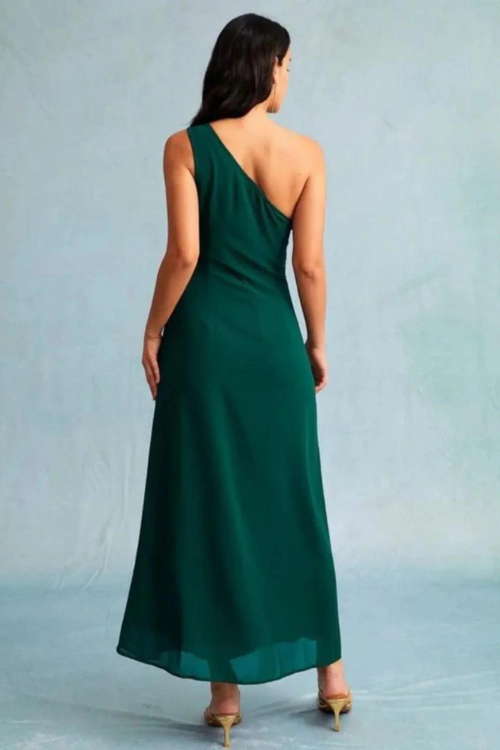 Robe longue verte avec épaules nues, coupe ajustée et fente, en tissu léger pour une soirée élégante.