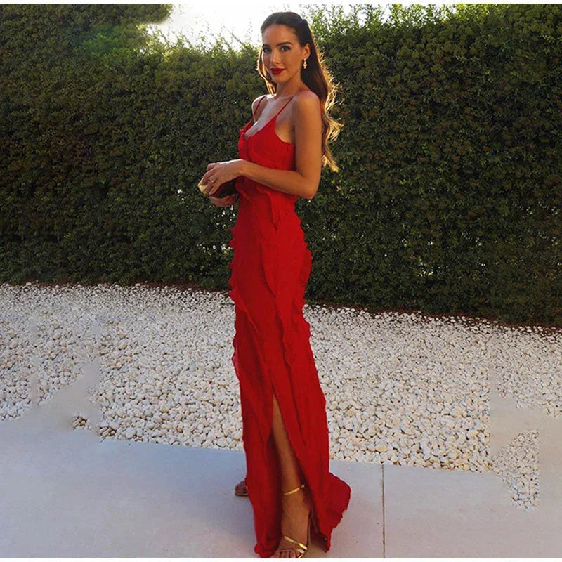 Robe longue à volants asymétrique en tissu léger, avec des bretelles fines et un design fluide pour une soirée élégante.