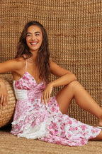 Robe longue à volants floraux en coton léger, style patchwork avec bretelles spaghetti pour un look décontracté et élégant.