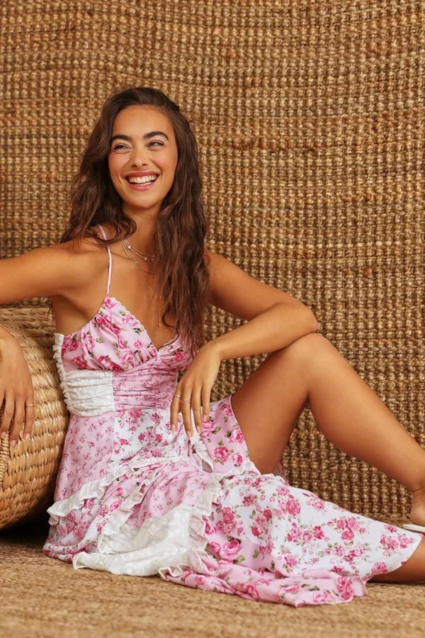 Robe longue à volants floraux en coton léger, style patchwork avec bretelles spaghetti pour un look décontracté et élégant.