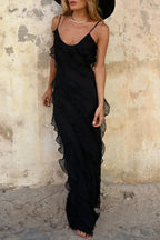 Robe longue sans manches en tissu fluide, avec volants, col en V et fente, idéale pour les soirées élégantes.