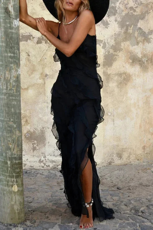 Robe longue sans manches avec volants, col en V et fente, confectionnée en tissu léger et fluide, idéale pour les soirées.