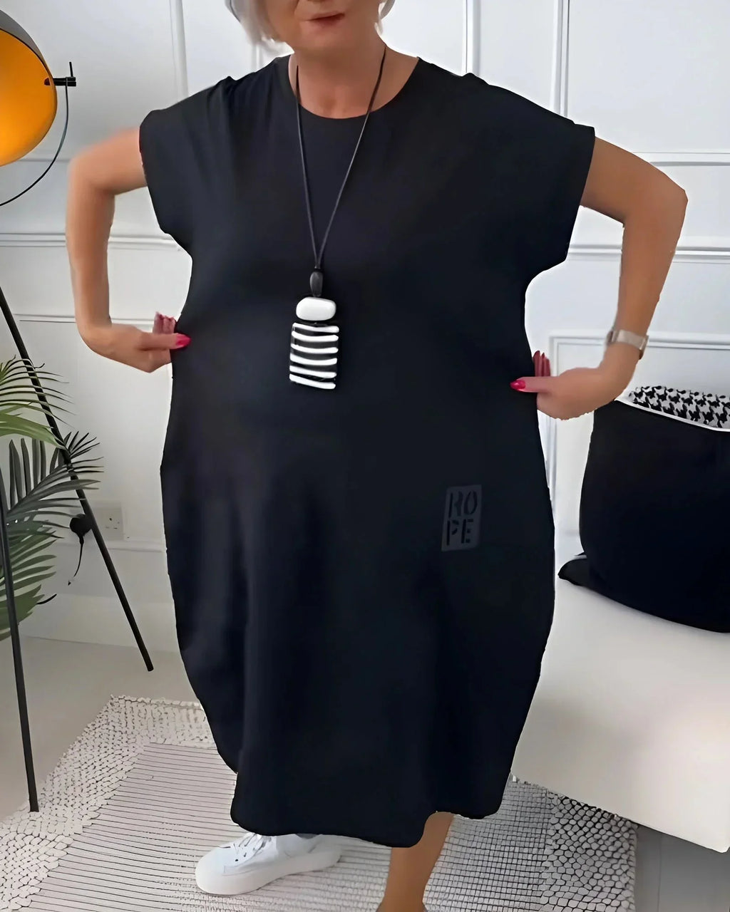 Robe midi ample avec manches courtes, en tissu fluide, poches pratiques pour un style décontracté toutes saisons.
