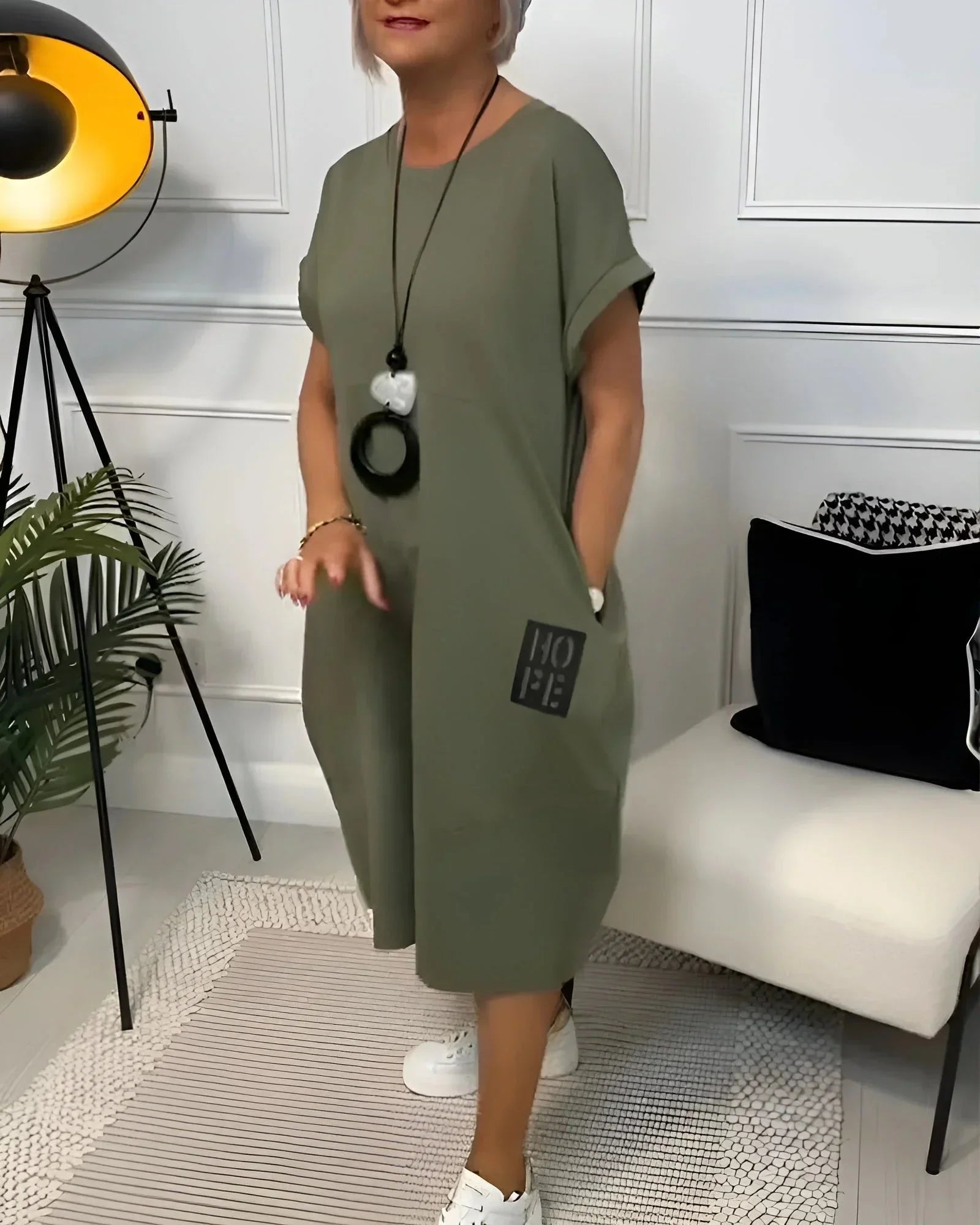 Robe midi fluide à manches courtes avec poches, idéale pour un look décontracté en toutes saisons.