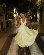 Robe midi jaune avec dos nu et jupe plissée, en tissu léger, idéale pour les soirées d'été.