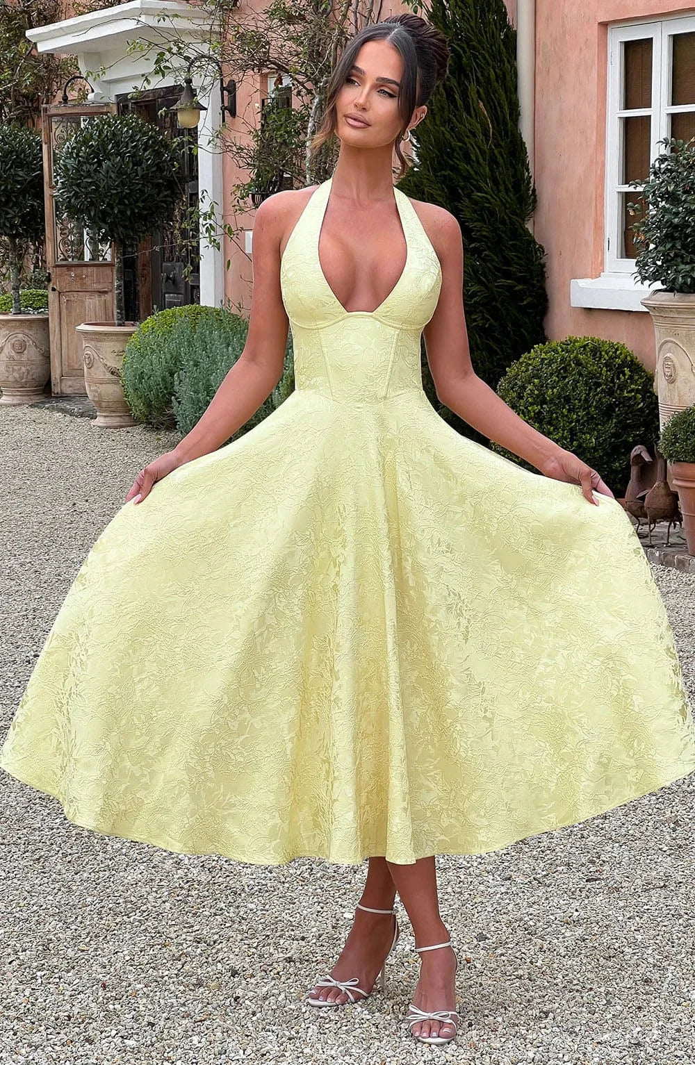 Robe midi jaune, dos nu, jupe plissée en coton léger, idéale pour les soirées d'été décontractées.