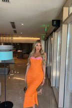 Robe midi ajustée à motifs en tissu léger, avec détails en dentelle sur les manches et l'ourlet, idéale pour les occasions…