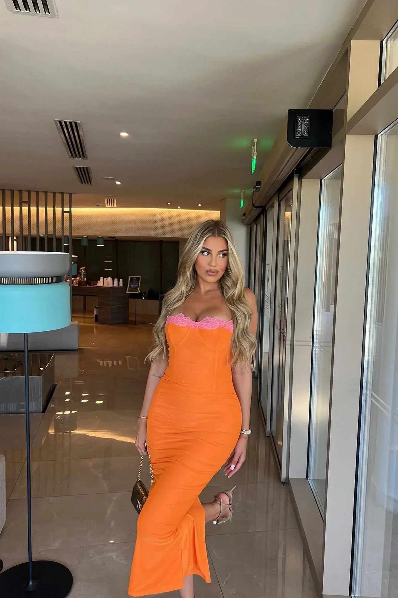 Robe midi ajustée à motifs en tissu léger, avec détails en dentelle sur les manches et l'ourlet, idéale pour les occasions…