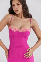 Robe midi ajustée en tissu léger avec motifs floraux et détails en dentelle aux manches pour un style élégant.