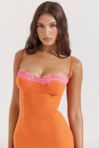 Robe midi ajustée pour femme, en tissu léger, avec motifs floraux et détails en dentelle au niveau du col et des manches.