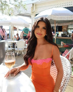 Robe midi ajustée en tissu léger avec motifs floraux et détails en dentelle, parfaite pour une tenue élégante.