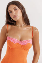 Robe midi ajustée à motifs floraux, en coton avec dentelle délicate aux épaules et à l'ourlet, parfaite pour un look élégant.