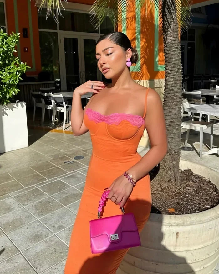 Robe midi ajustée à motifs floraux, en tissu léger avec détails en dentelle, idéale pour un été élégant.