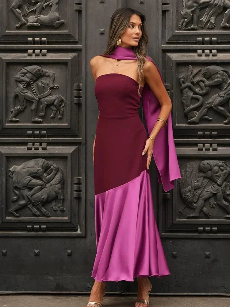 Robe midi asymétrique bordeaux et rose, sans manches, col droit, en tissu fluide idéal pour les soirées.