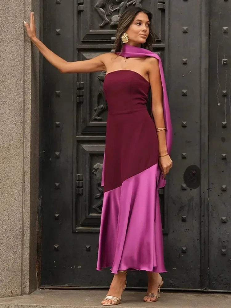 Robe midi asymétrique bordeaux et rose, sans manches, col droit, en tissu fluide pour une élégance simple lors des soirées.