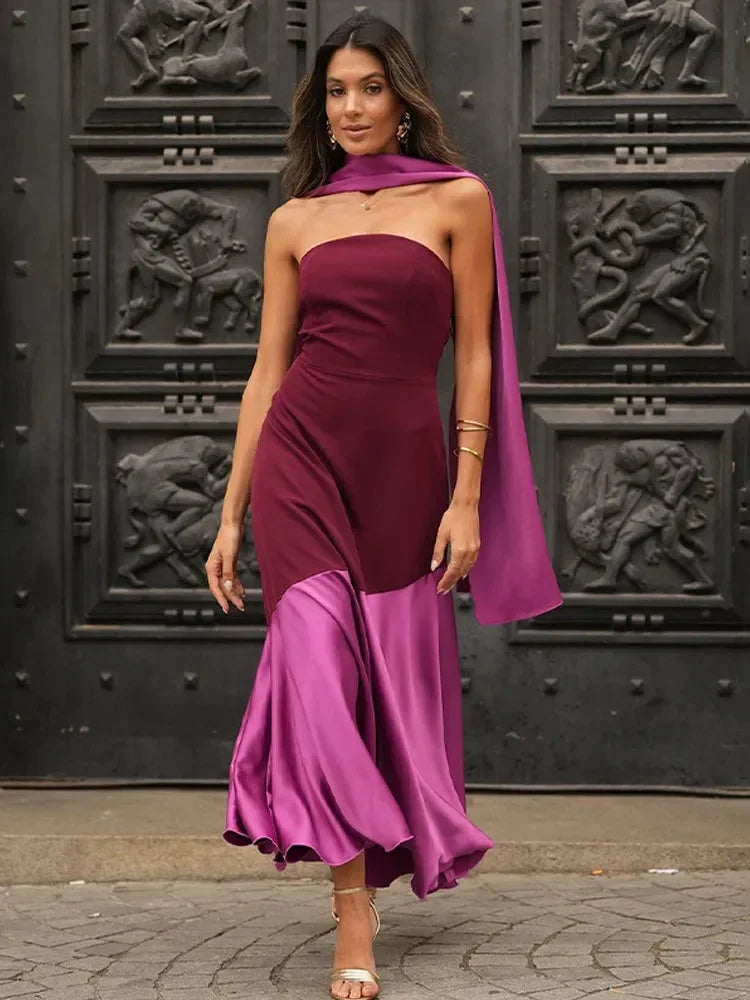 Robe midi sans manches bordeaux et rose, col droit, en tissu fluide avec une coupe asymétrique adaptée aux soirées.