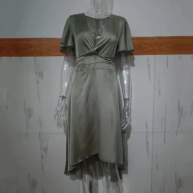 Robe midi asymétrique en tissu léger, manches papillon, col V et nœud devant, idéale pour des soirées estivales.