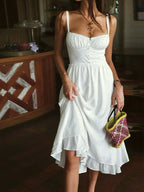 Robe midi d'été en coton, avec volants et bretelles froncées pour un look léger et décontracté.