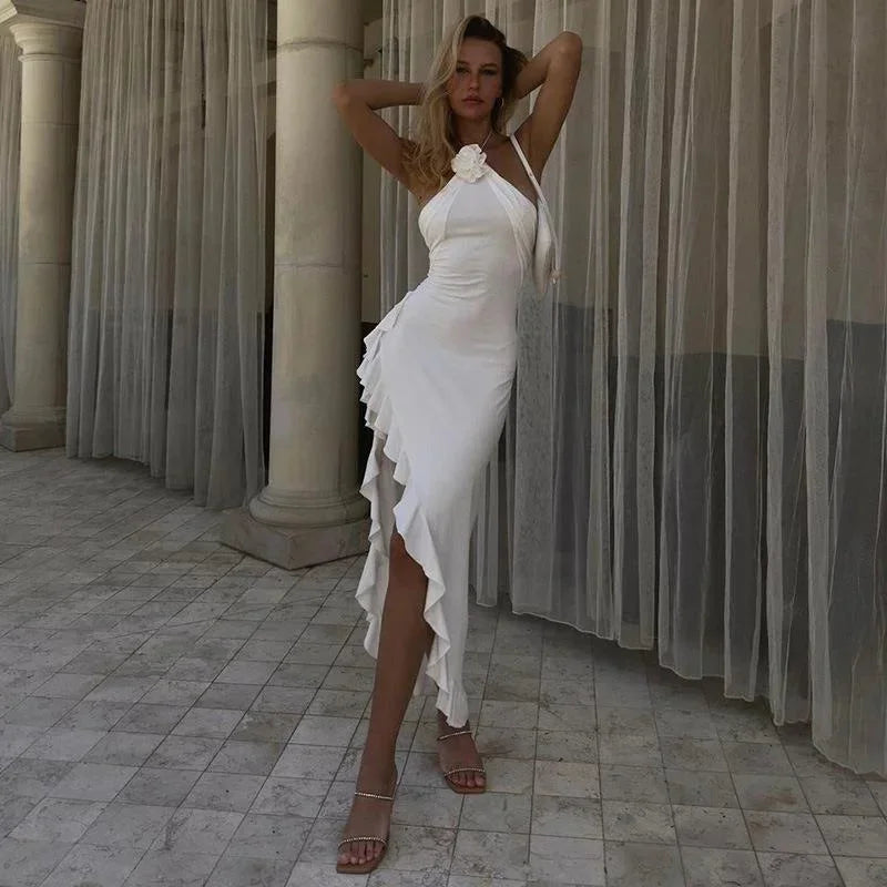 Robe midi blanche sans manches, col licou, en tissu fluide, avec volants et un design asymétrique, idéale pour les soirées…