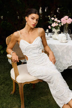 Robe midi blanche à sequins, bretelles côtelées, design élégant idéal pour les soirées, réalisée en tissu léger.