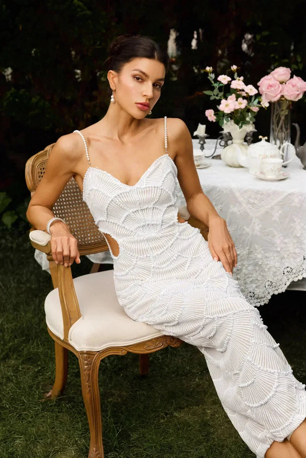 Robe midi blanche à sequins, bretelles côtelées, design élégant idéal pour les soirées, réalisée en tissu léger.