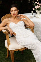 Robe midi blanche à sequins, bretelles découpées côtelées, tissu scintillant et élégant pour une soirée spéciale.