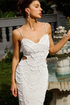 Robe midi blanche en sequins avec bretelles découpées, au design élégant et moderne pour soirées et occasions spéciales.