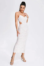 Robe midi blanche à sequins, bretelles côtelées, silhouette élégante, idéale pour les soirées. Matériau léger et scintillant.