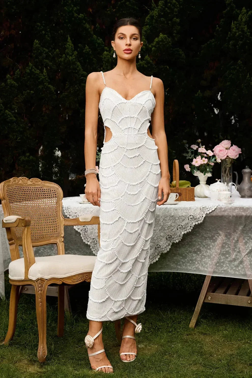 Robe midi blanche en sequins, bretelles côtelées avec découpes, idéale pour soirées élégantes.