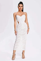 Robe midi blanche en sequins, bretelles côtelées, parfaite pour une soirée élégante, avec un design chic et intemporel.