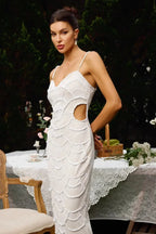 Robe midi blanche en sequins avec bretelles côtelées et découpes, parfaite pour une soirée élégante.