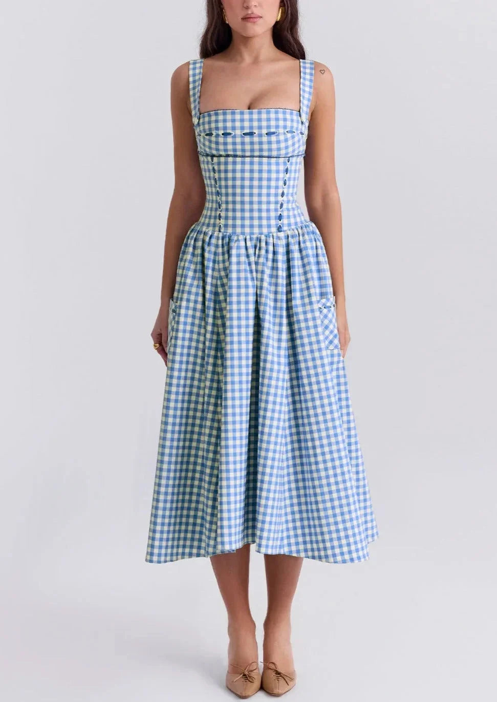 Robe midi bleu à carreaux vichy, épaules dénudées, en tissu léger parfait pour l'été. Design chic et décontracté.