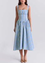 Robe midi bleu à carreaux vichy, épaules dénudées, en tissu léger parfait pour l'été. Design chic et décontracté.