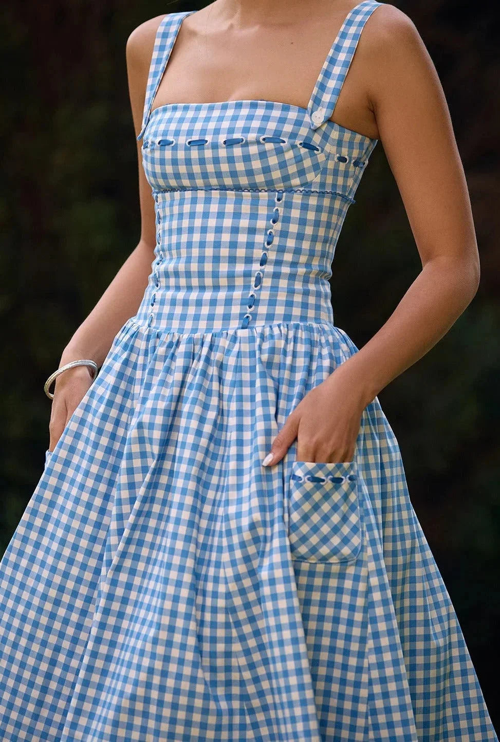 Robe midi bleu à carreaux vichy, épaules dénudées, en tissu léger idéal pour l'été. Design intemporel et confortable.