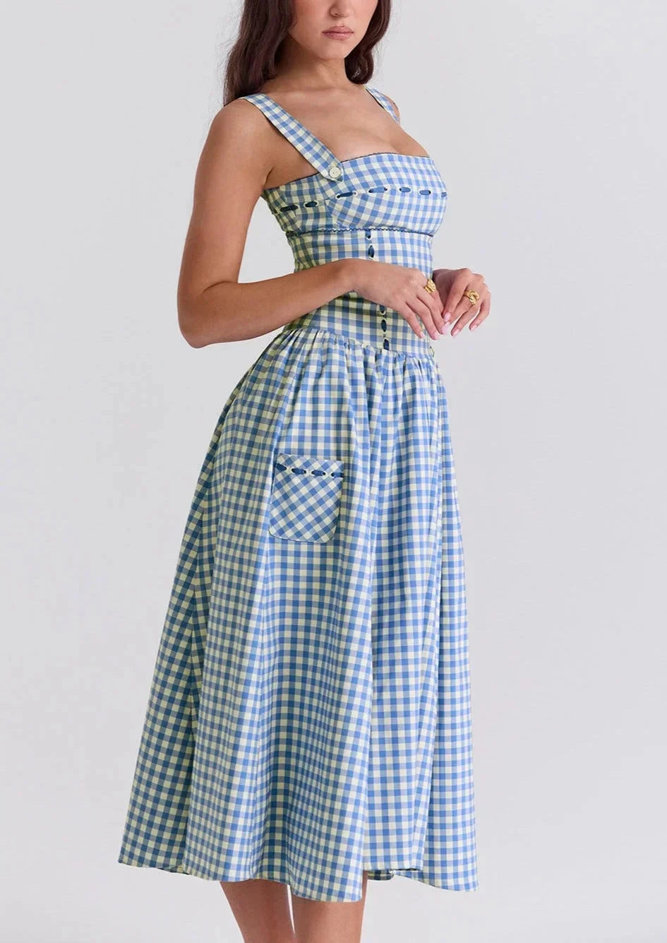 Robe midi bleu à carreaux vichy avec épaules dénudées, en tissu léger, idéale pour l'été.