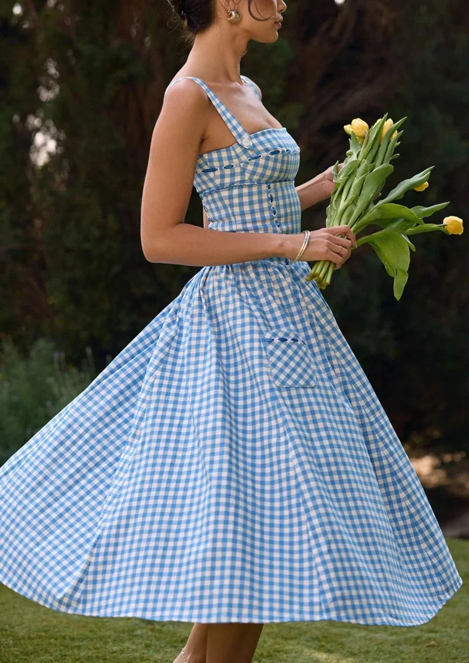 Robe midi bleu à carreaux vichy, épaules dénudées, en tissu léger idéale pour l'été, parfaite pour un look décontracté.