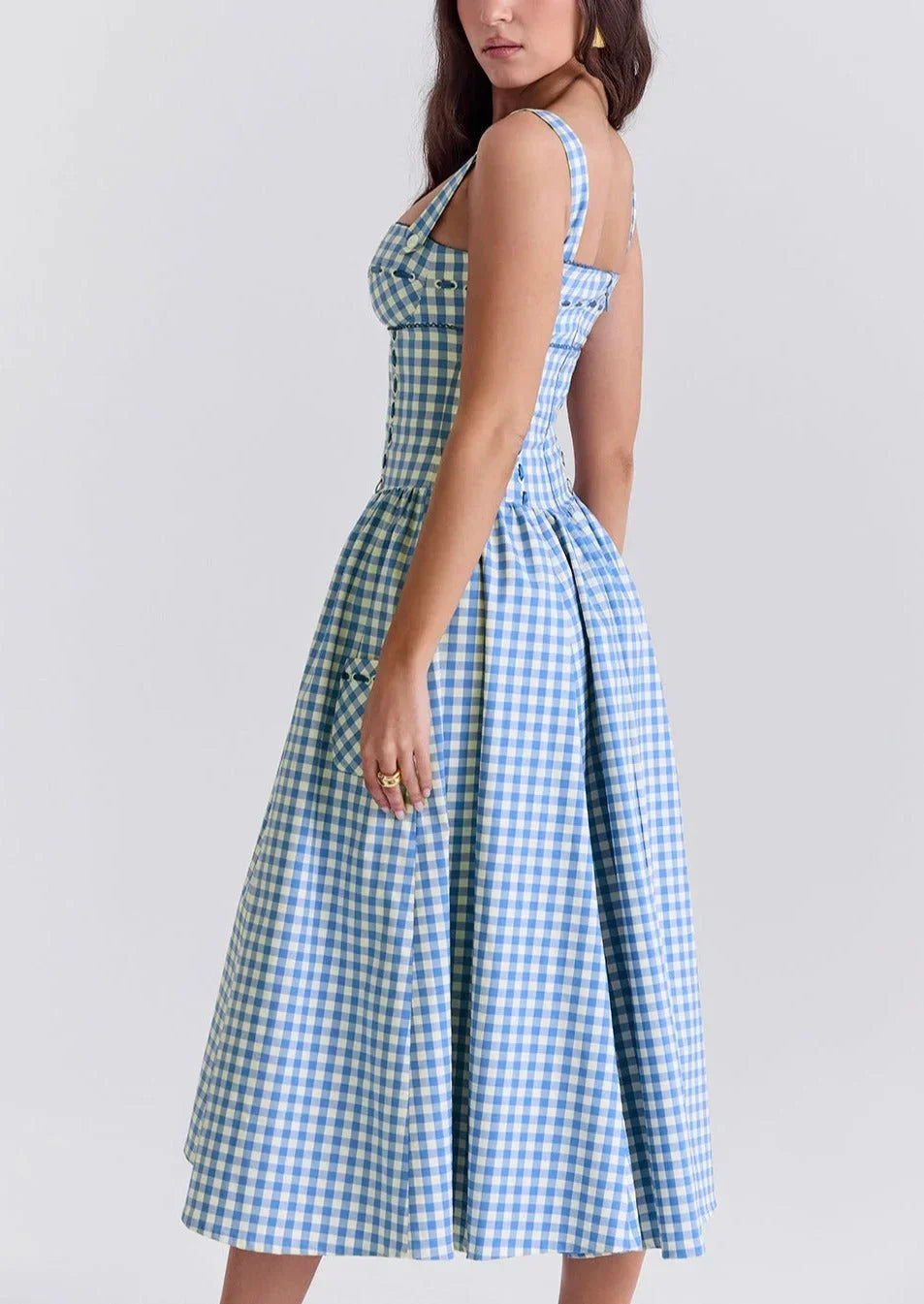 Robe midi bleu à carreaux vichy avec épaules dénudées, en tissu léger parfait pour l'été.