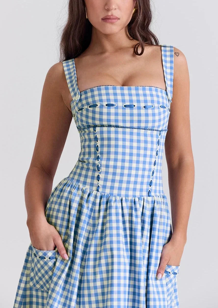 Robe midi bleue à carreaux vichy, épaules dénudées, en tissu léger idéal pour les journées d'été.