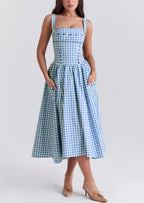Robe midi bleue à carreaux vichy, épaules dénudées, en tissu léger parfait pour l'été.
