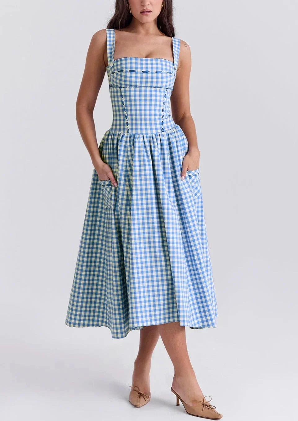 Robe midi bleue à carreaux vichy, épaules dénudées, en tissu léger parfait pour l'été.