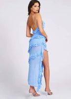 Robe midi bleue sans manches, en tissu léger, avec volants et fente asymétrique sur le côté pour un look élégant.